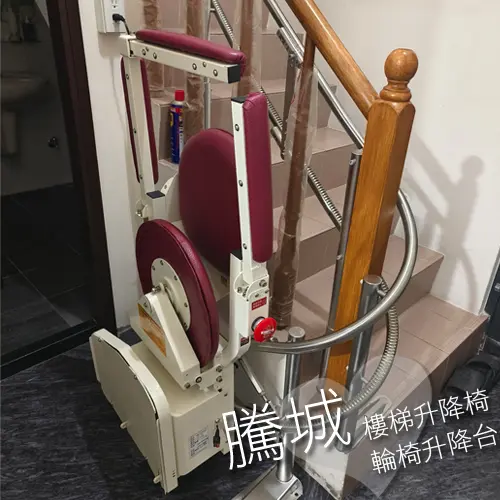 樓梯升降椅幫家人坐著爬樓梯-台中賴家軌道式爬梯機器